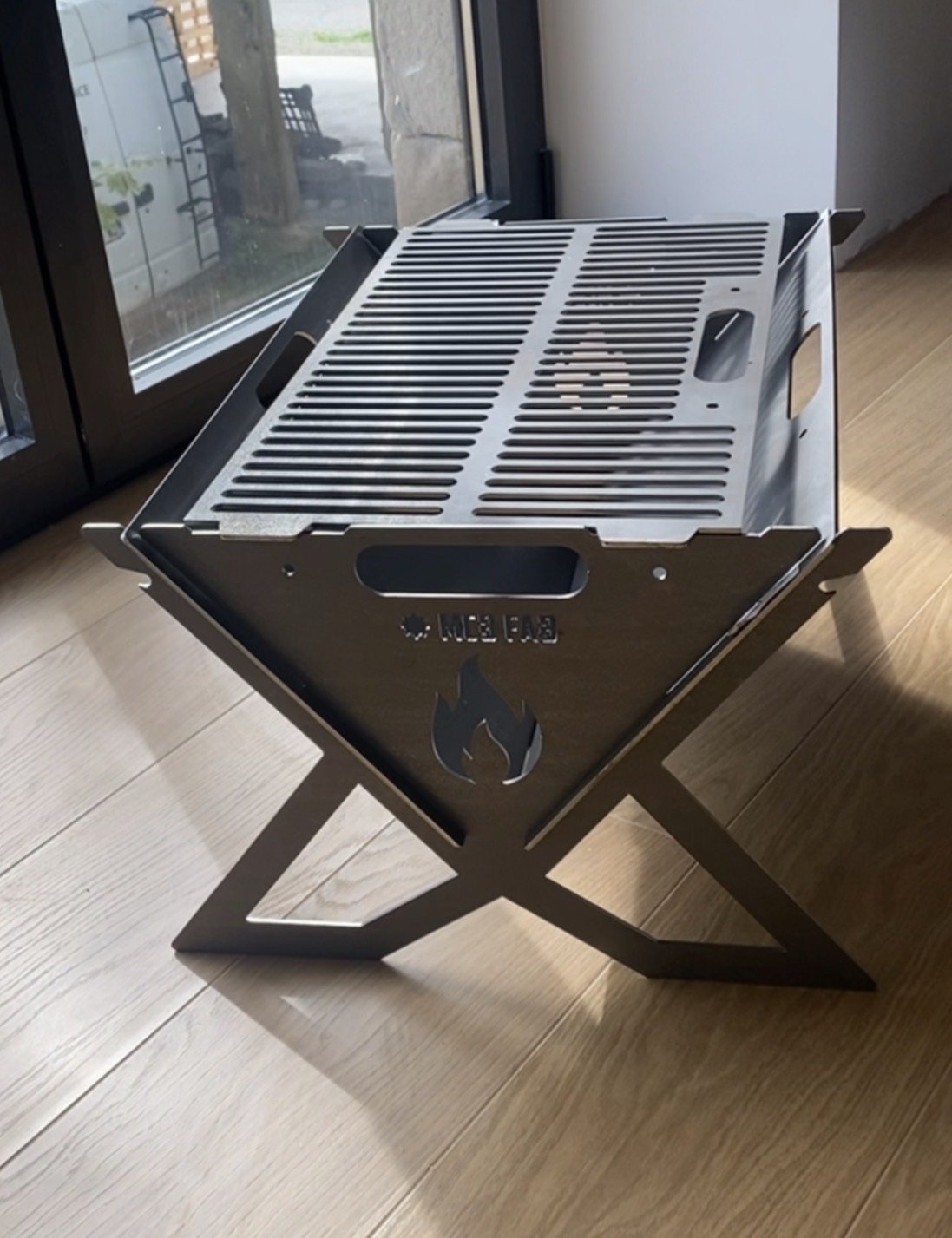 Barbecue monté avec sa grille de cuisson amovible