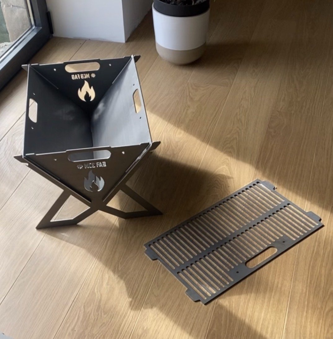 Barbecue et grille démontés, prêts à être transportés